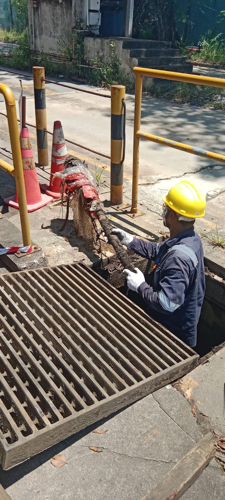 Confined space cleaning with equipment